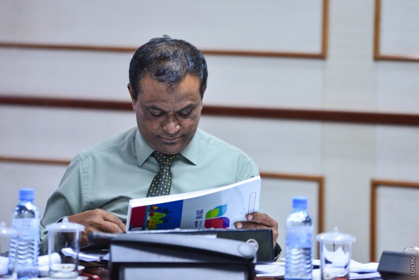 ނޮވެމްބަރ 20، 2017: އަންނަ އަހަރަށް ލަފާކުރާ ބަޖެޓު ދިރާސާ ކުރާ ކޮމެޓީގެ ބައްދަލުވުމުގެ ތެރެއިން: ހިޔާލު ތަފާތުވެ އިދިކޮޅު މެންބަރުން ވަނީ  ކޮމެޓީ ބޮއިކަޓުކޮށް ނިކުމެވަޑައިގެންފަ -- ސަން ފޮޓޯ/ ފަޔާޒު މޫސާ 