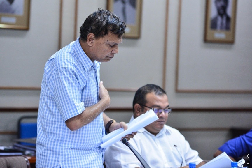 ނޮވެމްބަރ 20، 2017: އަންނަ އަހަރަށް ލަފާކުރާ ބަޖެޓު ދިރާސާ ކުރާ ކޮމެޓީގެ ބައްދަލުވުމުގެ ތެރެއިން: ހިޔާލު ތަފާތުވެ އިދިކޮޅު މެންބަރުން ވަނީ  ކޮމެޓީ ބޮއިކަޓުކޮށް ނިކުމެވަޑައިގެންފަ -- ސަން ފޮޓޯ/ ފަޔާޒު މޫސާ 