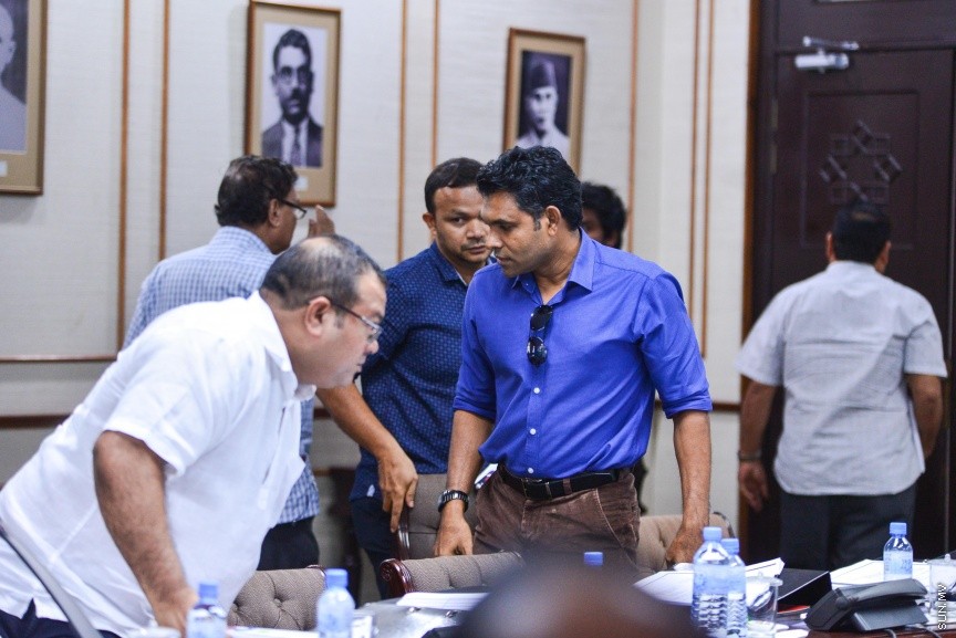 ނޮވެމްބަރ 20، 2017: އަންނަ އަހަރަށް ލަފާކުރާ ބަޖެޓު ދިރާސާ ކުރާ ކޮމެޓީގެ ބައްދަލުވުމުގެ ތެރެއިން: ހިޔާލު ތަފާތުވެ އިދިކޮޅު މެންބަރުން ވަނީ  ކޮމެޓީ ބޮއިކަޓުކޮށް ނިކުމެވަޑައިގެންފަ -- ސަން ފޮޓޯ/ ފަޔާޒު މޫސާ 