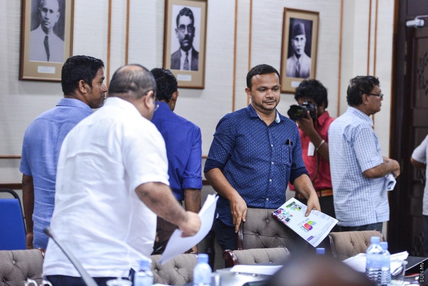 ނޮވެމްބަރ 20، 2017: އަންނަ އަހަރަށް ލަފާކުރާ ބަޖެޓު ދިރާސާ ކުރާ ކޮމެޓީގެ ބައްދަލުވުމުގެ ތެރެއިން: ހިޔާލު ތަފާތުވެ އިދިކޮޅު މެންބަރުން ވަނީ  ކޮމެޓީ ބޮއިކަޓުކޮށް ނިކުމެވަޑައިގެންފަ -- ސަން ފޮޓޯ/ ފަޔާޒު މޫސާ 