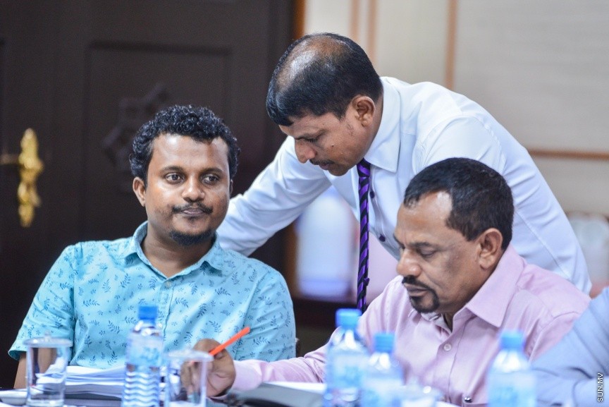 ނޮވެމްބަރ 20، 2017: އަންނަ އަހަރަށް ލަފާކުރާ ބަޖެޓު ދިރާސާ ކުރާ ކޮމެޓީގެ ބައްދަލުވުމުގެ ތެރެއިން: ހިޔާލު ތަފާތުވެ އިދިކޮޅު މެންބަރުން ވަނީ  ކޮމެޓީ ބޮއިކަޓުކޮށް ނިކުމެވަޑައިގެންފަ -- ސަން ފޮޓޯ/ ފަޔާޒު މޫސާ 