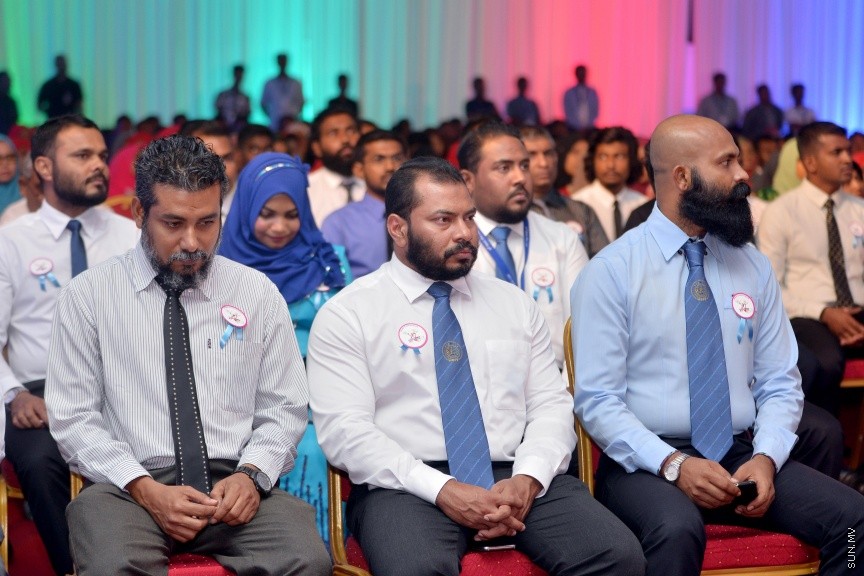 ނޮވެމްބަރ 26، 2017: ޒުވާނުންގެ ދުވަހާ ގުޅިގެން، ޒުވާނުންގެ އެވޯޑު ދިނުމަށް ދަރުބާރުގޭގައި ބޭއްވި ހަފްލާގެ ތެރެއިން -- ސަން ފޮޓޯ/ ފަޔާޒު މޫސާ