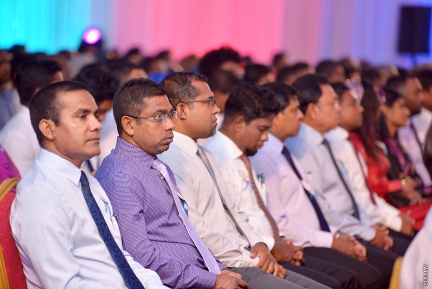 ނޮވެމްބަރ 26، 2017: ޒުވާނުންގެ ދުވަހާ ގުޅިގެން، ޒުވާނުންގެ އެވޯޑު ދިނުމަށް ދަރުބާރުގޭގައި ބޭއްވި ހަފްލާގެ ތެރެއިން -- ސަން ފޮޓޯ/ ފަޔާޒު މޫސާ