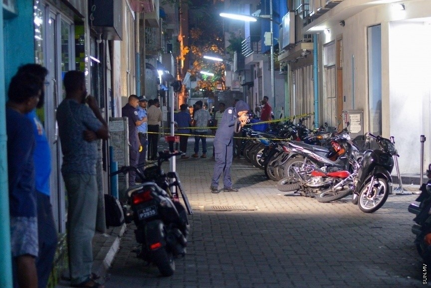  މީގެ ކުރިން މާލޭގައި ހިންގި މާރާމާރީއަކާ ގުޅިގެން ފޮރެންސިކު ފުލުހުން މަގެއް ބަންދުކޮށް ހަރަކާތްތެރި ވަނީ --- ސަން ފައިލް ފޮޓޯ: މުހައްމަދު އަފްރާހު