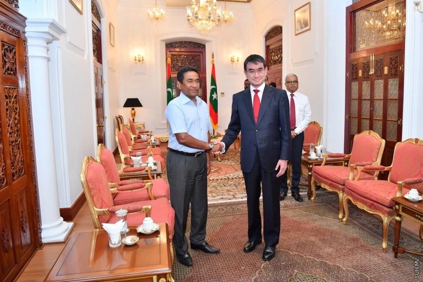 06 ޖެނުއަރީ 2018: ޖަޕާނުގެ ޚާރިޖީ ވަޒީރު ޓަރޮކޯނޯ ރައީސުލްޖުމްހޫރިއްޔާ ޢަބްދުﷲ ޔާމީން ޢަބްދުލްޤައްޔޫމްގެ އަރިހަށް އިޙްތިރާމްގެ ޒިޔާރަތެއް ކުރައްވައިފިއެވެ. މިބައްދަލުކުރެއްވުން އޮތީ ރައީސުލްޖުމްހޫރިއްޔާގެ ރަސްމީގެކޮޅު މުލީއާގޭގައެވެ. މިބައްދަލުކުރެއްވުމުގައި ރައީސުލްޖުމްހޫރިއްޔާ ޖަޕާނުގެ ޚާރިޖީ ވަޒީރަށް މަރުޙަބާ ވިދާޅުވެ، އެޤައުމުގެ ބޮޑުވަޒީރު ޝިންޒޯ އަބޭއަށް ހެޔޮއެދުންތައް އަރިސްކުރެއްވިއެވެ---ފޮޓޯ/ ރައީސް އޮފީސް 