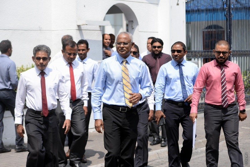 ހަތަރު ލީޑަރުންގެ ފަރާތުން ސުޕްރީމް ކޯޓަށް ސިޓީ ހުށަހެޅުއްވުމަށް ފަހު މެމްބަރުން ސުޕްރީމް ކޯޓުން ނުކުމެ ވަޑައިގަންނަވަނީ --- ސަން ފައިލް ފޮޓޯ/ މުހައްމަދު އަފްރާހް 