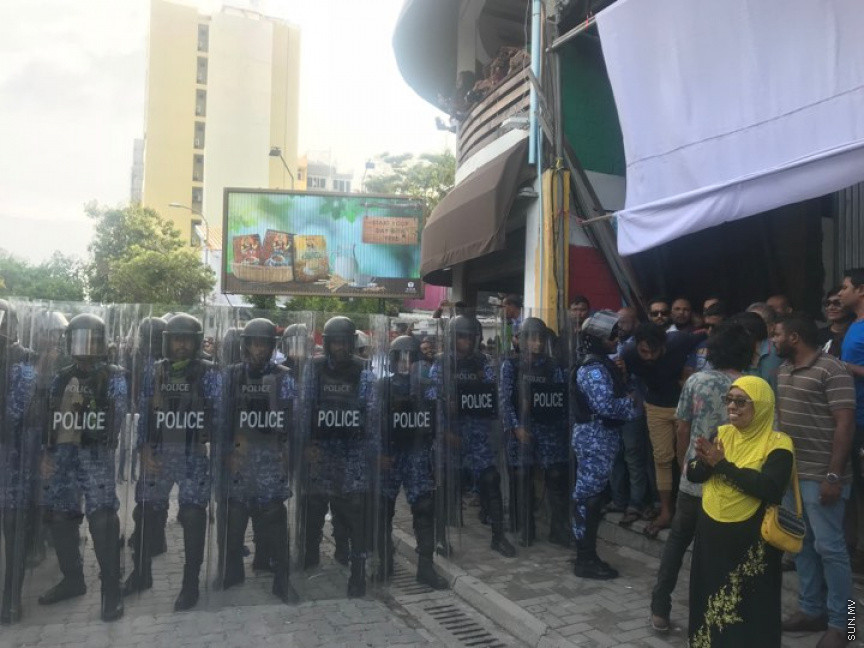 އިދިކޮޅު ކޯލީޝަނުން ކުރިއަށް ގެންދާ މުޒާހަރާގެ ތެރެއިން--ފޮޓޯ/ ފަޔާޒް މޫސާ