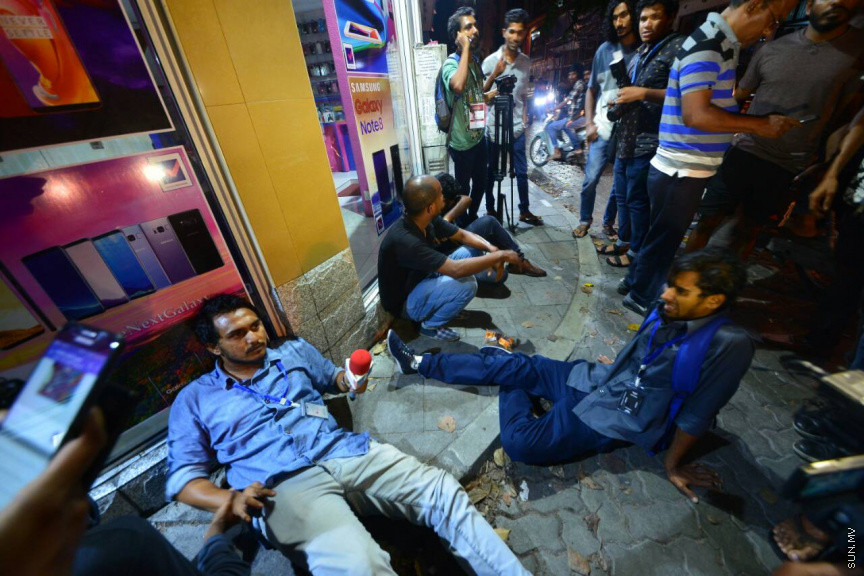 ފުލުހުން މުޒާހަރާ ކަވަރު ކުރަން އުޅުނު ބައެއް ނޫސްވެރިން ފަހަތަށް ޖައްސަން އުޅުމުގެ ތެރޭގައި އަނިޔާވެގެން ބިންމައްޗައް ވެއްޓިފަ --- ސަން ފޮޓޯ: މުހައްމަދު އަފްރާހު