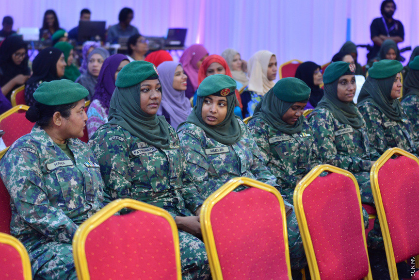  08 މާޗް 2018: އަންހެނުންގެ ދުވަހުގެ މުނާސަބަތުގައި މިއަދު ބޭއްވި ރަސްމީ ޖަލްސާގެ ތެރެއިން: މުޖުތަމައުއަށް އަގުހުރި ހިދުމަތްތަކެއް ކޮށްދެއްވާފައިވާ ކަނބަލުންގެ އަގު ވަޒަން ކުރުމުގެ ގޮތުން ސަރުކާރުން ދޭ "ރެހެންދި އެވޯޑު" ވަނީ  މި ރަސްމީ ޖަލްސާގައި ދީފައެވެ--ސަން ފޮޓޯ/ މުހައްމަދު އަފްރާހް 