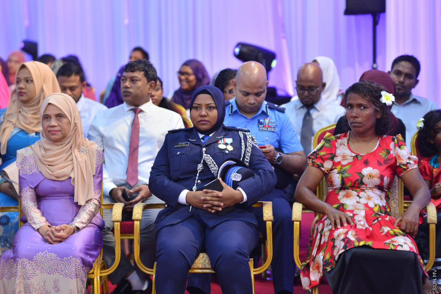  08 މާޗް 2018: އަންހެނުންގެ ދުވަހުގެ މުނާސަބަތުގައި މިއަދު ބޭއްވި ރަސްމީ ޖަލްސާގެ ތެރެއިން: މުޖުތަމައުއަށް އަގުހުރި ހިދުމަތްތަކެއް ކޮށްދެއްވާފައިވާ ކަނބަލުންގެ އަގު ވަޒަން ކުރުމުގެ ގޮތުން ސަރުކާރުން ދޭ "ރެހެންދި އެވޯޑު" ވަނީ  މި ރަސްމީ ޖަލްސާގައި ދީފައެވެ--ސަން ފޮޓޯ/ މުހައްމަދު އަފްރާހް 