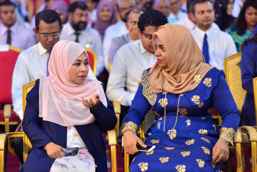  08 މާޗް 2018: އަންހެނުންގެ ދުވަހުގެ މުނާސަބަތުގައި މިއަދު ބޭއްވި ރަސްމީ ޖަލްސާގެ ތެރެއިން: މުޖުތަމައުއަށް އަގުހުރި ހިދުމަތްތަކެއް ކޮށްދެއްވާފައިވާ ކަނބަލުންގެ އަގު ވަޒަން ކުރުމުގެ ގޮތުން ސަރުކާރުން ދޭ "ރެހެންދި އެވޯޑު" ވަނީ  މި ރަސްމީ ޖަލްސާގައި ދީފައެވެ--ސަން ފޮޓޯ/ މުހައްމަދު އަފްރާހް 