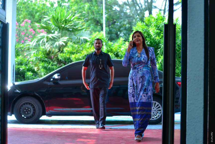  08 މާޗް 2018: އަންހެނުންގެ ދުވަހުގެ މުނާސަބަތުގައި މިއަދު ބޭއްވި ރަސްމީ ޖަލްސާގެ ތެރެއިން: މުޖުތަމައުއަށް އަގުހުރި ހިދުމަތްތަކެއް ކޮށްދެއްވާފައިވާ ކަނބަލުންގެ އަގު ވަޒަން ކުރުމުގެ ގޮތުން ސަރުކާރުން ދޭ "ރެހެންދި އެވޯޑު" ވަނީ  މި ރަސްމީ ޖަލްސާގައި ދީފައެވެ--ސަން ފޮޓޯ/ މުހައްމަދު އަފްރާހް 