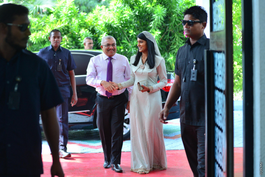  08 މާޗް 2018: އަންހެނުންގެ ދުވަހުގެ މުނާސަބަތުގައި މިއަދު ބޭއްވި ރަސްމީ ޖަލްސާގެ ތެރެއިން: މުޖުތަމައުއަށް އަގުހުރި ހިދުމަތްތަކެއް ކޮށްދެއްވާފައިވާ ކަނބަލުންގެ އަގު ވަޒަން ކުރުމުގެ ގޮތުން ސަރުކާރުން ދޭ "ރެހެންދި އެވޯޑު" ވަނީ  މި ރަސްމީ ޖަލްސާގައި ދީފައެވެ--ސަން ފޮޓޯ/ މުހައްމަދު އަފްރާހް 