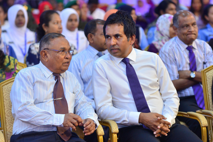  08 މާޗް 2018: އަންހެނުންގެ ދުވަހުގެ މުނާސަބަތުގައި މިއަދު ބޭއްވި ރަސްމީ ޖަލްސާގެ ތެރެއިން: މުޖުތަމައުއަށް އަގުހުރި ހިދުމަތްތަކެއް ކޮށްދެއްވާފައިވާ ކަނބަލުންގެ އަގު ވަޒަން ކުރުމުގެ ގޮތުން ސަރުކާރުން ދޭ "ރެހެންދި އެވޯޑު" ވަނީ  މި ރަސްމީ ޖަލްސާގައި ދީފައެވެ--ސަން ފޮޓޯ/ މުހައްމަދު އަފްރާހް 