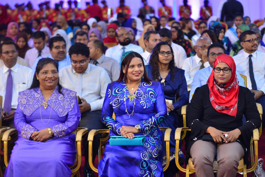  08 މާޗް 2018: އަންހެނުންގެ ދުވަހުގެ މުނާސަބަތުގައި މިއަދު ބޭއްވި ރަސްމީ ޖަލްސާގެ ތެރެއިން: މުޖުތަމައުއަށް އަގުހުރި ހިދުމަތްތަކެއް ކޮށްދެއްވާފައިވާ ކަނބަލުންގެ އަގު ވަޒަން ކުރުމުގެ ގޮތުން ސަރުކާރުން ދޭ "ރެހެންދި އެވޯޑު" ވަނީ  މި ރަސްމީ ޖަލްސާގައި ދީފައެވެ--ސަން ފޮޓޯ/ މުހައްމަދު އަފްރާހް 