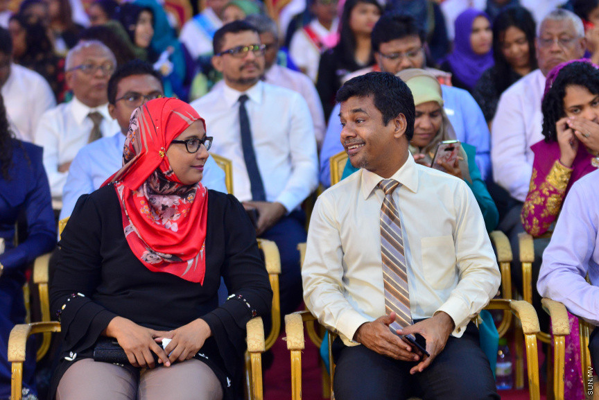  08 މާޗް 2018: އަންހެނުންގެ ދުވަހުގެ މުނާސަބަތުގައި މިއަދު ބޭއްވި ރަސްމީ ޖަލްސާގެ ތެރެއިން: މުޖުތަމައުއަށް އަގުހުރި ހިދުމަތްތަކެއް ކޮށްދެއްވާފައިވާ ކަނބަލުންގެ އަގު ވަޒަން ކުރުމުގެ ގޮތުން ސަރުކާރުން ދޭ "ރެހެންދި އެވޯޑު" ވަނީ  މި ރަސްމީ ޖަލްސާގައި ދީފައެވެ--ސަން ފޮޓޯ/ މުހައްމަދު އަފްރާހް 