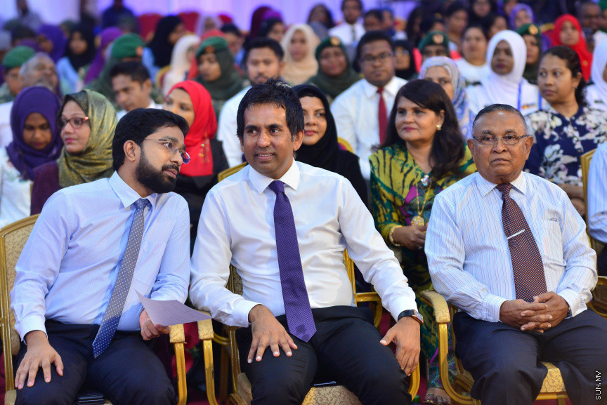  08 މާޗް 2018: އަންހެނުންގެ ދުވަހުގެ މުނާސަބަތުގައި މިއަދު ބޭއްވި ރަސްމީ ޖަލްސާގެ ތެރެއިން: މުޖުތަމައުއަށް އަގުހުރި ހިދުމަތްތަކެއް ކޮށްދެއްވާފައިވާ ކަނބަލުންގެ އަގު ވަޒަން ކުރުމުގެ ގޮތުން ސަރުކާރުން ދޭ "ރެހެންދި އެވޯޑު" ވަނީ  މި ރަސްމީ ޖަލްސާގައި ދީފައެވެ--ސަން ފޮޓޯ/ މުހައްމަދު އަފްރާހް 