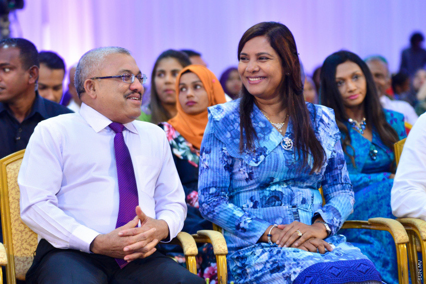  08 މާޗް 2018: އަންހެނުންގެ ދުވަހުގެ މުނާސަބަތުގައި މިއަދު ބޭއްވި ރަސްމީ ޖަލްސާގެ ތެރެއިން: މުޖުތަމައުއަށް އަގުހުރި ހިދުމަތްތަކެއް ކޮށްދެއްވާފައިވާ ކަނބަލުންގެ އަގު ވަޒަން ކުރުމުގެ ގޮތުން ސަރުކާރުން ދޭ "ރެހެންދި އެވޯޑު" ވަނީ  މި ރަސްމީ ޖަލްސާގައި ދީފައެވެ--ސަން ފޮޓޯ/ މުހައްމަދު އަފްރާހް 