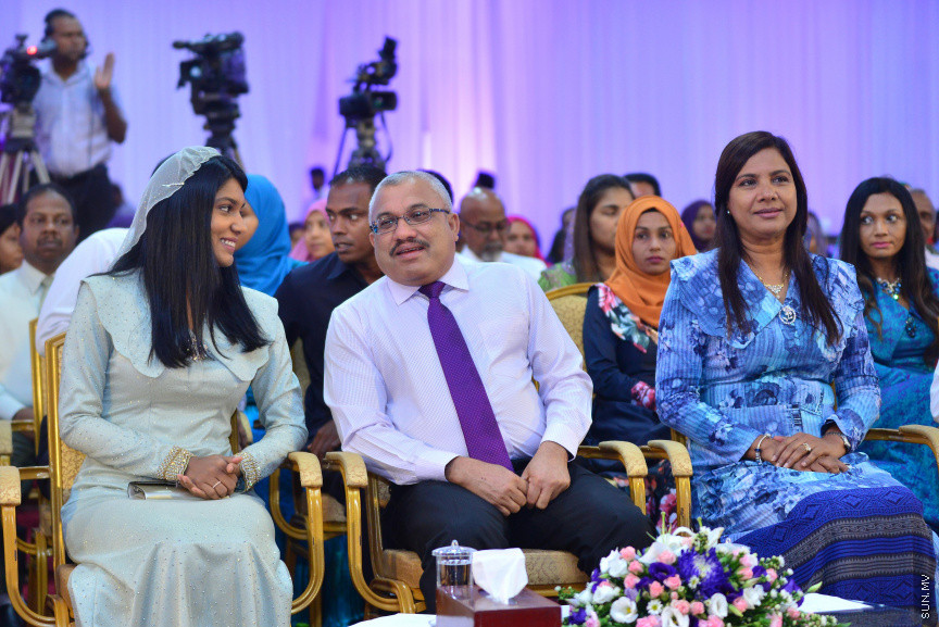  08 މާޗް 2018: އަންހެނުންގެ ދުވަހުގެ މުނާސަބަތުގައި މިއަދު ބޭއްވި ރަސްމީ ޖަލްސާގެ ތެރެއިން: މުޖުތަމައުއަށް އަގުހުރި ހިދުމަތްތަކެއް ކޮށްދެއްވާފައިވާ ކަނބަލުންގެ އަގު ވަޒަން ކުރުމުގެ ގޮތުން ސަރުކާރުން ދޭ "ރެހެންދި އެވޯޑު" ވަނީ  މި ރަސްމީ ޖަލްސާގައި ދީފައެވެ--ސަން ފޮޓޯ/ މުހައްމަދު އަފްރާހް 