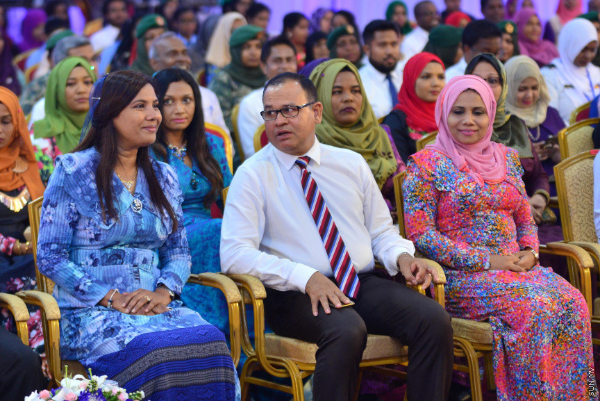  08 މާޗް 2018: އަންހެނުންގެ ދުވަހުގެ މުނާސަބަތުގައި މިއަދު ބޭއްވި ރަސްމީ ޖަލްސާގެ ތެރެއިން: މުޖުތަމައުއަށް އަގުހުރި ހިދުމަތްތަކެއް ކޮށްދެއްވާފައިވާ ކަނބަލުންގެ އަގު ވަޒަން ކުރުމުގެ ގޮތުން ސަރުކާރުން ދޭ "ރެހެންދި އެވޯޑު" ވަނީ  މި ރަސްމީ ޖަލްސާގައި ދީފައެވެ--ސަން ފޮޓޯ/ މުހައްމަދު އަފްރާހް 