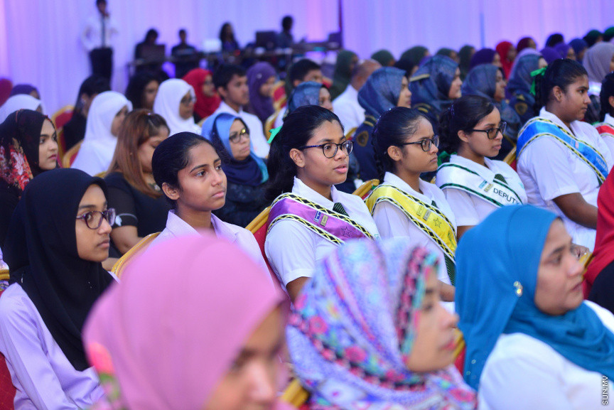  08 މާޗް 2018: އަންހެނުންގެ ދުވަހުގެ މުނާސަބަތުގައި މިއަދު ބޭއްވި ރަސްމީ ޖަލްސާގެ ތެރެއިން: މުޖުތަމައުއަށް އަގުހުރި ހިދުމަތްތަކެއް ކޮށްދެއްވާފައިވާ ކަނބަލުންގެ އަގު ވަޒަން ކުރުމުގެ ގޮތުން ސަރުކާރުން ދޭ "ރެހެންދި އެވޯޑު" ވަނީ  މި ރަސްމީ ޖަލްސާގައި ދީފައެވެ--ސަން ފޮޓޯ/ މުހައްމަދު އަފްރާހް 