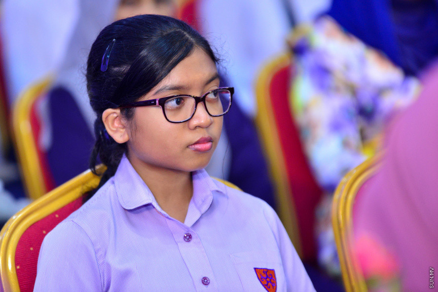  08 މާޗް 2018: އަންހެނުންގެ ދުވަހުގެ މުނާސަބަތުގައި މިއަދު ބޭއްވި ރަސްމީ ޖަލްސާގެ ތެރެއިން: މުޖުތަމައުއަށް އަގުހުރި ހިދުމަތްތަކެއް ކޮށްދެއްވާފައިވާ ކަނބަލުންގެ އަގު ވަޒަން ކުރުމުގެ ގޮތުން ސަރުކާރުން ދޭ "ރެހެންދި އެވޯޑު" ވަނީ  މި ރަސްމީ ޖަލްސާގައި ދީފައެވެ--ސަން ފޮޓޯ/ މުހައްމަދު އަފްރާހް 