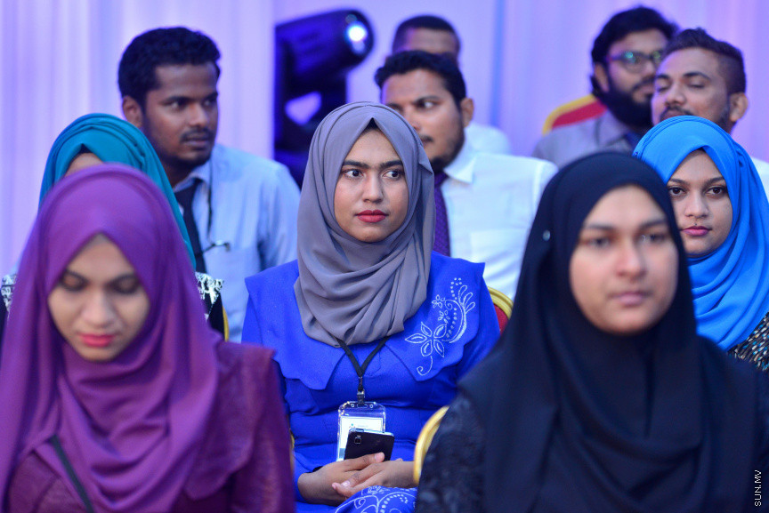  08 މާޗް 2018: އަންހެނުންގެ ދުވަހުގެ މުނާސަބަތުގައި މިއަދު ބޭއްވި ރަސްމީ ޖަލްސާގެ ތެރެއިން: މުޖުތަމައުއަށް އަގުހުރި ހިދުމަތްތަކެއް ކޮށްދެއްވާފައިވާ ކަނބަލުންގެ އަގު ވަޒަން ކުރުމުގެ ގޮތުން ސަރުކާރުން ދޭ "ރެހެންދި އެވޯޑު" ވަނީ  މި ރަސްމީ ޖަލްސާގައި ދީފައެވެ--ސަން ފޮޓޯ/ މުހައްމަދު އަފްރާހް 