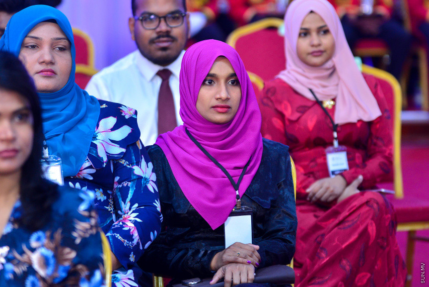  08 މާޗް 2018: އަންހެނުންގެ ދުވަހުގެ މުނާސަބަތުގައި މިއަދު ބޭއްވި ރަސްމީ ޖަލްސާގެ ތެރެއިން: މުޖުތަމައުއަށް އަގުހުރި ހިދުމަތްތަކެއް ކޮށްދެއްވާފައިވާ ކަނބަލުންގެ އަގު ވަޒަން ކުރުމުގެ ގޮތުން ސަރުކާރުން ދޭ "ރެހެންދި އެވޯޑު" ވަނީ  މި ރަސްމީ ޖަލްސާގައި ދީފައެވެ--ސަން ފޮޓޯ/ މުހައްމަދު އަފްރާހް 