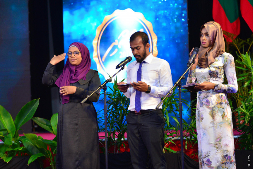  08 މާޗް 2018: އަންހެނުންގެ ދުވަހުގެ މުނާސަބަތުގައި މިއަދު ބޭއްވި ރަސްމީ ޖަލްސާގެ ތެރެއިން: މުޖުތަމައުއަށް އަގުހުރި ހިދުމަތްތަކެއް ކޮށްދެއްވާފައިވާ ކަނބަލުންގެ އަގު ވަޒަން ކުރުމުގެ ގޮތުން ސަރުކާރުން ދޭ "ރެހެންދި އެވޯޑު" ވަނީ  މި ރަސްމީ ޖަލްސާގައި ދީފައެވެ--ސަން ފޮޓޯ/ މުހައްމަދު އަފްރާހް 