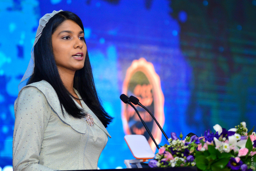  08 މާޗް 2018: އަންހެނުންގެ ދުވަހުގެ މުނާސަބަތުގައި މިއަދު ބޭއްވި ރަސްމީ ޖަލްސާގެ ތެރެއިން: މުޖުތަމައުއަށް އަގުހުރި ހިދުމަތްތަކެއް ކޮށްދެއްވާފައިވާ ކަނބަލުންގެ އަގު ވަޒަން ކުރުމުގެ ގޮތުން ސަރުކާރުން ދޭ "ރެހެންދި އެވޯޑު" ވަނީ  މި ރަސްމީ ޖަލްސާގައި ދީފައެވެ--ސަން ފޮޓޯ/ މުހައްމަދު އަފްރާހް 