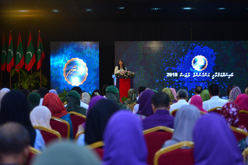  08 މާޗް 2018: އަންހެނުންގެ ދުވަހުގެ މުނާސަބަތުގައި މިއަދު ބޭއްވި ރަސްމީ ޖަލްސާގެ ތެރެއިން: މުޖުތަމައުއަށް އަގުހުރި ހިދުމަތްތަކެއް ކޮށްދެއްވާފައިވާ ކަނބަލުންގެ އަގު ވަޒަން ކުރުމުގެ ގޮތުން ސަރުކާރުން ދޭ "ރެހެންދި އެވޯޑު" ވަނީ  މި ރަސްމީ ޖަލްސާގައި ދީފައެވެ--ސަން ފޮޓޯ/ މުހައްމަދު އަފްރާހް 