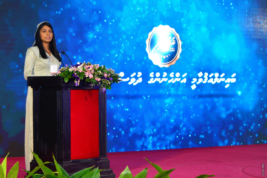 08 މާޗް 2018: އަންހެނުންގެ ދުވަހުގެ މުނާސަބަތުގައި މިއަދު ބޭއްވި ރަސްމީ ޖަލްސާގެ ތެރެއިން: މުޖުތަމައުއަށް އަގުހުރި ހިދުމަތްތަކެއް ކޮށްދެއްވާފައިވާ ކަނބަލުންގެ އަގު ވަޒަން ކުރުމުގެ ގޮތުން ސަރުކާރުން ދޭ "ރެހެންދި އެވޯޑު" ވަނީ  މި ރަސްމީ ޖަލްސާގައި ދީފައެވެ--ސަން ފޮޓޯ/ މުހައްމަދު އަފްރާހް 