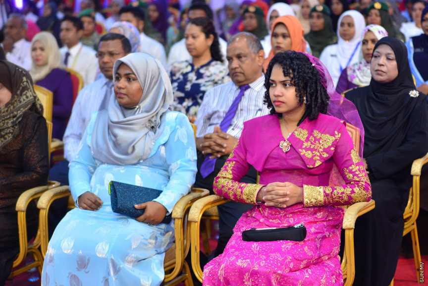  08 މާޗް 2018: އަންހެނުންގެ ދުވަހުގެ މުނާސަބަތުގައި މިއަދު ބޭއްވި ރަސްމީ ޖަލްސާގެ ތެރެއިން: މުޖުތަމައުއަށް އަގުހުރި ހިދުމަތްތަކެއް ކޮށްދެއްވާފައިވާ ކަނބަލުންގެ އަގު ވަޒަން ކުރުމުގެ ގޮތުން ސަރުކާރުން ދޭ "ރެހެންދި އެވޯޑު" ވަނީ  މި ރަސްމީ ޖަލްސާގައި ދީފައެވެ--ސަން ފޮޓޯ/ މުހައްމަދު އަފްރާހް 