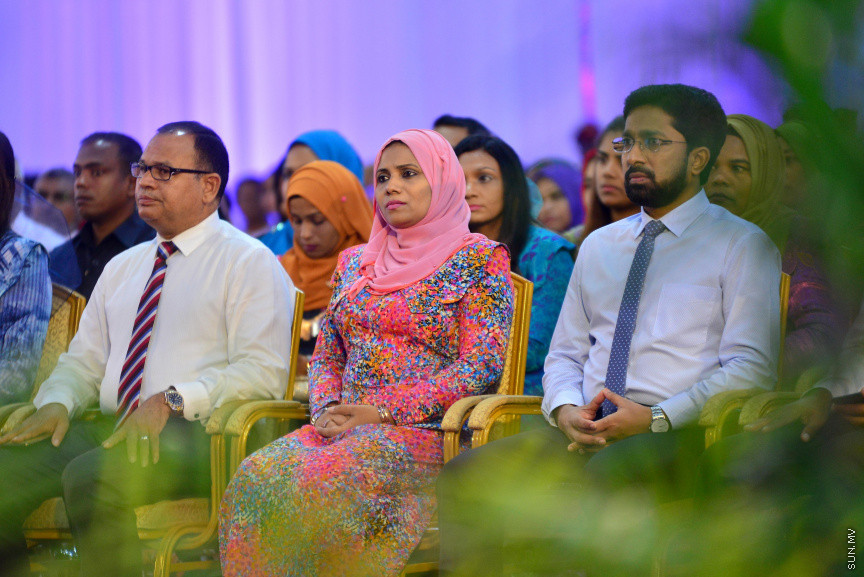  08 މާޗް 2018: އަންހެނުންގެ ދުވަހުގެ މުނާސަބަތުގައި މިއަދު ބޭއްވި ރަސްމީ ޖަލްސާގެ ތެރެއިން: މުޖުތަމައުއަށް އަގުހުރި ހިދުމަތްތަކެއް ކޮށްދެއްވާފައިވާ ކަނބަލުންގެ އަގު ވަޒަން ކުރުމުގެ ގޮތުން ސަރުކާރުން ދޭ "ރެހެންދި އެވޯޑު" ވަނީ  މި ރަސްމީ ޖަލްސާގައި ދީފައެވެ--ސަން ފޮޓޯ/ މުހައްމަދު އަފްރާހް 