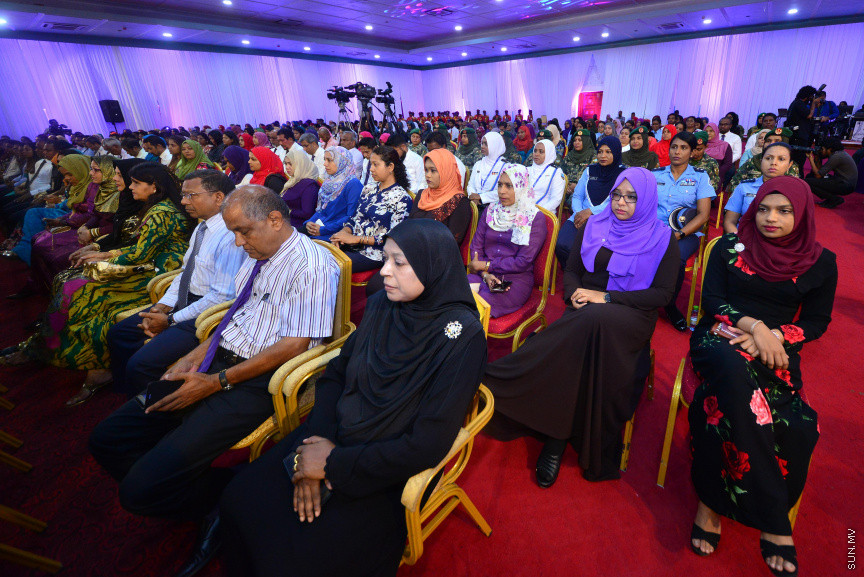  08 މާޗް 2018: އަންހެނުންގެ ދުވަހުގެ މުނާސަބަތުގައި މިއަދު ބޭއްވި ރަސްމީ ޖަލްސާގެ ތެރެއިން: މުޖުތަމައުއަށް އަގުހުރި ހިދުމަތްތަކެއް ކޮށްދެއްވާފައިވާ ކަނބަލުންގެ އަގު ވަޒަން ކުރުމުގެ ގޮތުން ސަރުކާރުން ދޭ "ރެހެންދި އެވޯޑު" ވަނީ  މި ރަސްމީ ޖަލްސާގައި ދީފައެވެ--ސަން ފޮޓޯ/ މުހައްމަދު އަފްރާހް 