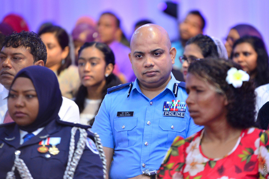  08 މާޗް 2018: އަންހެނުންގެ ދުވަހުގެ މުނާސަބަތުގައި މިއަދު ބޭއްވި ރަސްމީ ޖަލްސާގެ ތެރެއިން: މުޖުތަމައުއަށް އަގުހުރި ހިދުމަތްތަކެއް ކޮށްދެއްވާފައިވާ ކަނބަލުންގެ އަގު ވަޒަން ކުރުމުގެ ގޮތުން ސަރުކާރުން ދޭ "ރެހެންދި އެވޯޑު" ވަނީ  މި ރަސްމީ ޖަލްސާގައި ދީފައެވެ--ސަން ފޮޓޯ/ މުހައްމަދު އަފްރާހް 