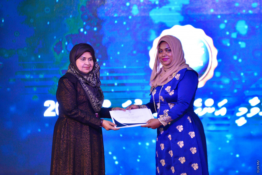  08 މާޗް 2018: އަންހެނުންގެ ދުވަހުގެ މުނާސަބަތުގައި މިއަދު ބޭއްވި ރަސްމީ ޖަލްސާގެ ތެރެއިން: މުޖުތަމައުއަށް އަގުހުރި ހިދުމަތްތަކެއް ކޮށްދެއްވާފައިވާ ކަނބަލުންގެ އަގު ވަޒަން ކުރުމުގެ ގޮތުން ސަރުކާރުން ދޭ "ރެހެންދި އެވޯޑު" ވަނީ  މި ރަސްމީ ޖަލްސާގައި ދީފައެވެ--ސަން ފޮޓޯ/ މުހައްމަދު އަފްރާހް 