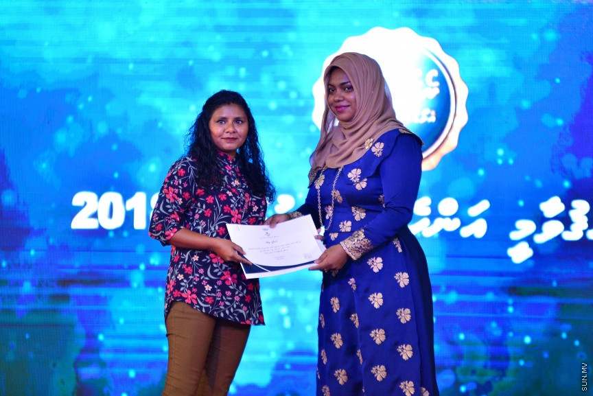  08 މާޗް 2018: އަންހެނުންގެ ދުވަހުގެ މުނާސަބަތުގައި މިއަދު ބޭއްވި ރަސްމީ ޖަލްސާގެ ތެރެއިން: މުޖުތަމައުއަށް އަގުހުރި ހިދުމަތްތަކެއް ކޮށްދެއްވާފައިވާ ކަނބަލުންގެ އަގު ވަޒަން ކުރުމުގެ ގޮތުން ސަރުކާރުން ދޭ "ރެހެންދި އެވޯޑު" ވަނީ  މި ރަސްމީ ޖަލްސާގައި ދީފައެވެ--ސަން ފޮޓޯ/ މުހައްމަދު އަފްރާހް 