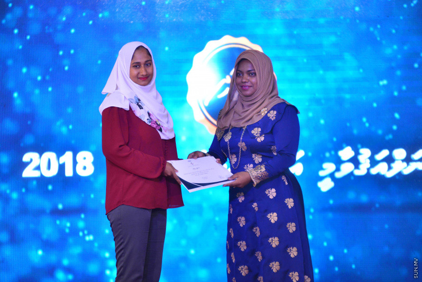  08 މާޗް 2018: އަންހެނުންގެ ދުވަހުގެ މުނާސަބަތުގައި މިއަދު ބޭއްވި ރަސްމީ ޖަލްސާގެ ތެރެއިން: މުޖުތަމައުއަށް އަގުހުރި ހިދުމަތްތަކެއް ކޮށްދެއްވާފައިވާ ކަނބަލުންގެ އަގު ވަޒަން ކުރުމުގެ ގޮތުން ސަރުކާރުން ދޭ "ރެހެންދި އެވޯޑު" ވަނީ  މި ރަސްމީ ޖަލްސާގައި ދީފައެވެ--ސަން ފޮޓޯ/ މުހައްމަދު އަފްރާހް 