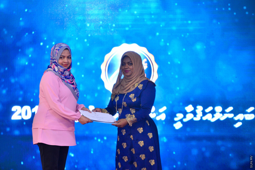  08 މާޗް 2018: އަންހެނުންގެ ދުވަހުގެ މުނާސަބަތުގައި މިއަދު ބޭއްވި ރަސްމީ ޖަލްސާގެ ތެރެއިން: މުޖުތަމައުއަށް އަގުހުރި ހިދުމަތްތަކެއް ކޮށްދެއްވާފައިވާ ކަނބަލުންގެ އަގު ވަޒަން ކުރުމުގެ ގޮތުން ސަރުކާރުން ދޭ "ރެހެންދި އެވޯޑު" ވަނީ  މި ރަސްމީ ޖަލްސާގައި ދީފައެވެ--ސަން ފޮޓޯ/ މުހައްމަދު އަފްރާހް 