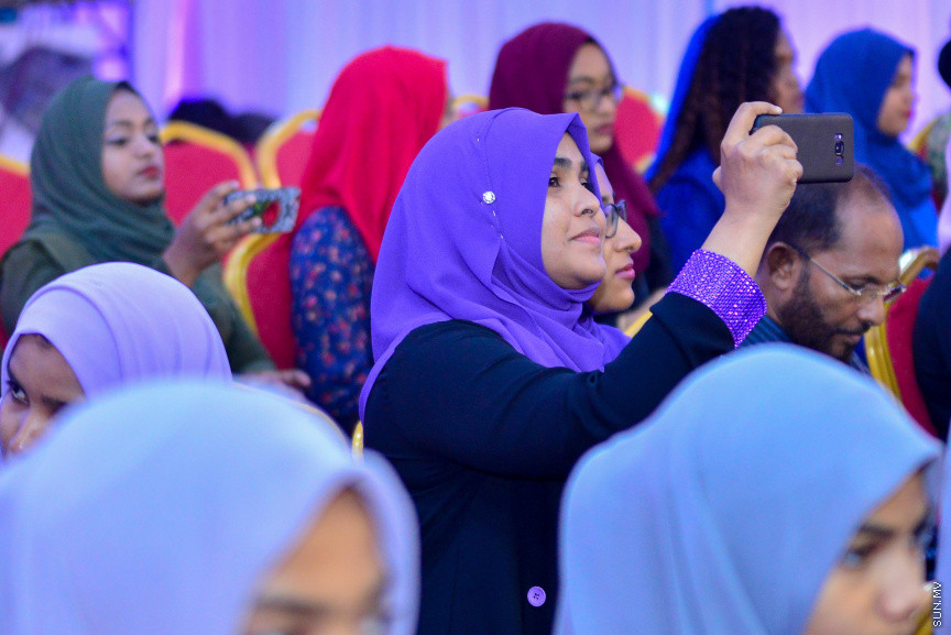  08 މާޗް 2018: އަންހެނުންގެ ދުވަހުގެ މުނާސަބަތުގައި މިއަދު ބޭއްވި ރަސްމީ ޖަލްސާގެ ތެރެއިން: މުޖުތަމައުއަށް އަގުހުރި ހިދުމަތްތަކެއް ކޮށްދެއްވާފައިވާ ކަނބަލުންގެ އަގު ވަޒަން ކުރުމުގެ ގޮތުން ސަރުކާރުން ދޭ "ރެހެންދި އެވޯޑު" ވަނީ  މި ރަސްމީ ޖަލްސާގައި ދީފައެވެ--ސަން ފޮޓޯ/ މުހައްމަދު އަފްރާހް 