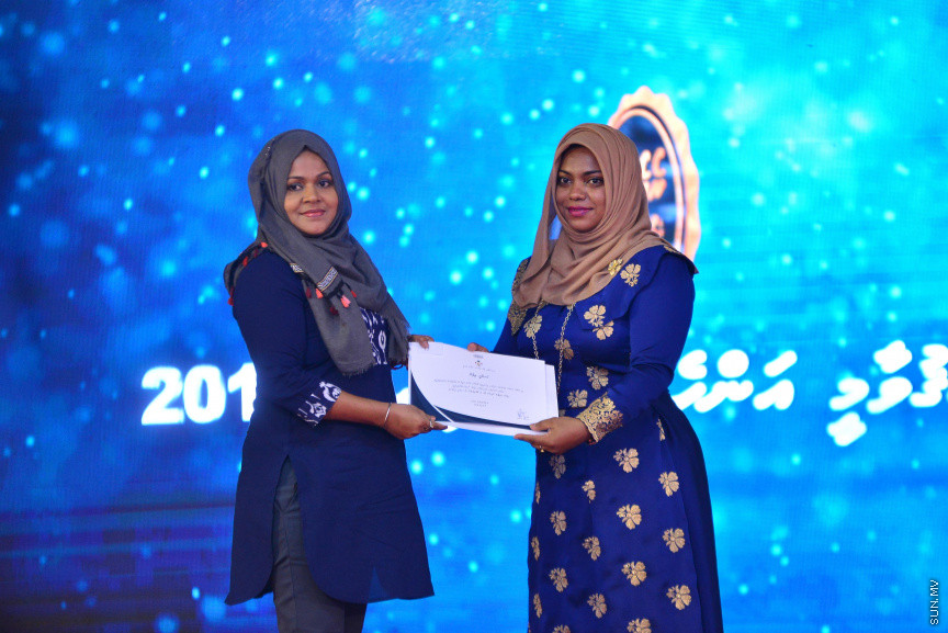  08 މާޗް 2018: އަންހެނުންގެ ދުވަހުގެ މުނާސަބަތުގައި މިއަދު ބޭއްވި ރަސްމީ ޖަލްސާގެ ތެރެއިން: މުޖުތަމައުއަށް އަގުހުރި ހިދުމަތްތަކެއް ކޮށްދެއްވާފައިވާ ކަނބަލުންގެ އަގު ވަޒަން ކުރުމުގެ ގޮތުން ސަރުކާރުން ދޭ "ރެހެންދި އެވޯޑު" ވަނީ  މި ރަސްމީ ޖަލްސާގައި ދީފައެވެ--ސަން ފޮޓޯ/ މުހައްމަދު އަފްރާހް 