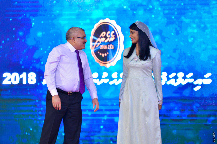  08 މާޗް 2018: އަންހެނުންގެ ދުވަހުގެ މުނާސަބަތުގައި މިއަދު ބޭއްވި ރަސްމީ ޖަލްސާގެ ތެރެއިން: މުޖުތަމައުއަށް އަގުހުރި ހިދުމަތްތަކެއް ކޮށްދެއްވާފައިވާ ކަނބަލުންގެ އަގު ވަޒަން ކުރުމުގެ ގޮތުން ސަރުކާރުން ދޭ "ރެހެންދި އެވޯޑު" ވަނީ  މި ރަސްމީ ޖަލްސާގައި ދީފައެވެ--ސަން ފޮޓޯ/ މުހައްމަދު އަފްރާހް 