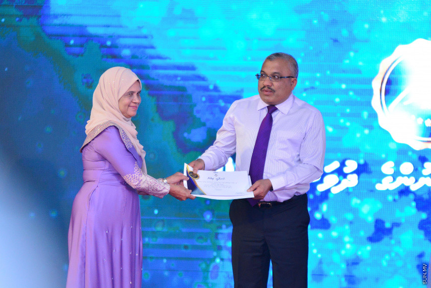  08 މާޗް 2018: އަންހެނުންގެ ދުވަހުގެ މުނާސަބަތުގައި މިއަދު ބޭއްވި ރަސްމީ ޖަލްސާގެ ތެރެއިން: މުޖުތަމައުއަށް އަގުހުރި ހިދުމަތްތަކެއް ކޮށްދެއްވާފައިވާ ކަނބަލުންގެ އަގު ވަޒަން ކުރުމުގެ ގޮތުން ސަރުކާރުން ދޭ "ރެހެންދި އެވޯޑު" ވަނީ  މި ރަސްމީ ޖަލްސާގައި ދީފައެވެ--ސަން ފޮޓޯ/ މުހައްމަދު އަފްރާހް 