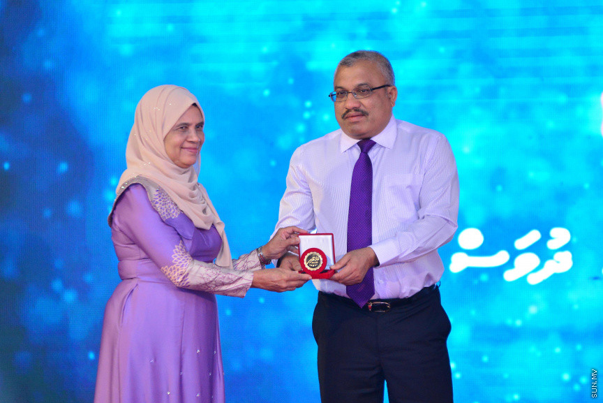  08 މާޗް 2018: އަންހެނުންގެ ދުވަހުގެ މުނާސަބަތުގައި މިއަދު ބޭއްވި ރަސްމީ ޖަލްސާގެ ތެރެއިން: މުޖުތަމައުއަށް އަގުހުރި ހިދުމަތްތަކެއް ކޮށްދެއްވާފައިވާ ކަނބަލުންގެ އަގު ވަޒަން ކުރުމުގެ ގޮތުން ސަރުކާރުން ދޭ "ރެހެންދި އެވޯޑު" ވަނީ  މި ރަސްމީ ޖަލްސާގައި ދީފައެވެ--ސަން ފޮޓޯ/ މުހައްމަދު އަފްރާހް 