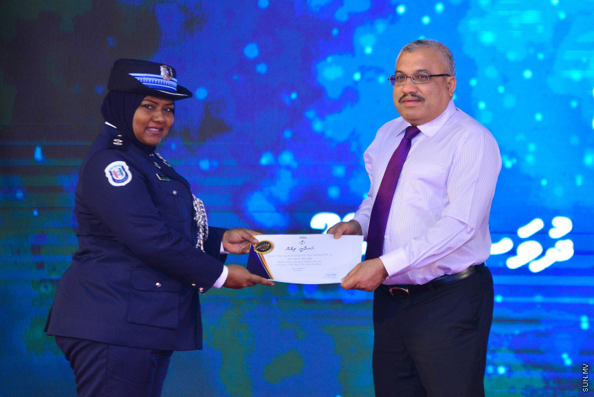  08 މާޗް 2018: އަންހެނުންގެ ދުވަހުގެ މުނާސަބަތުގައި މިއަދު ބޭއްވި ރަސްމީ ޖަލްސާގެ ތެރެއިން: މުޖުތަމައުއަށް އަގުހުރި ހިދުމަތްތަކެއް ކޮށްދެއްވާފައިވާ ކަނބަލުންގެ އަގު ވަޒަން ކުރުމުގެ ގޮތުން ސަރުކާރުން ދޭ "ރެހެންދި އެވޯޑު" ވަނީ  މި ރަސްމީ ޖަލްސާގައި ދީފައެވެ--ސަން ފޮޓޯ/ މުހައްމަދު އަފްރާހް 