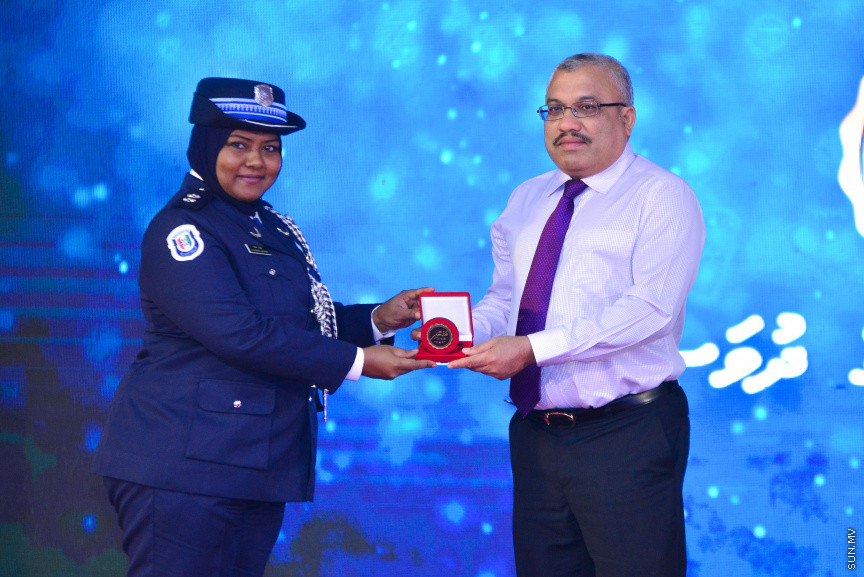  08 މާޗް 2018: އަންހެނުންގެ ދުވަހުގެ މުނާސަބަތުގައި މިއަދު ބޭއްވި ރަސްމީ ޖަލްސާގެ ތެރެއިން: މުޖުތަމައުއަށް އަގުހުރި ހިދުމަތްތަކެއް ކޮށްދެއްވާފައިވާ ކަނބަލުންގެ އަގު ވަޒަން ކުރުމުގެ ގޮތުން ސަރުކާރުން ދޭ "ރެހެންދި އެވޯޑު" ވަނީ  މި ރަސްމީ ޖަލްސާގައި ދީފައެވެ--ސަން ފޮޓޯ/ މުހައްމަދު އަފްރާހް 