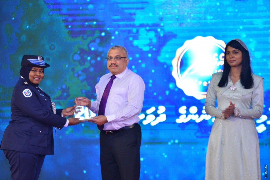  08 މާޗް 2018: އަންހެނުންގެ ދުވަހުގެ މުނާސަބަތުގައި މިއަދު ބޭއްވި ރަސްމީ ޖަލްސާގެ ތެރެއިން: މުޖުތަމައުއަށް އަގުހުރި ހިދުމަތްތަކެއް ކޮށްދެއްވާފައިވާ ކަނބަލުންގެ އަގު ވަޒަން ކުރުމުގެ ގޮތުން ސަރުކާރުން ދޭ "ރެހެންދި އެވޯޑު" ވަނީ  މި ރަސްމީ ޖަލްސާގައި ދީފައެވެ--ސަން ފޮޓޯ/ މުހައްމަދު އަފްރާހް 