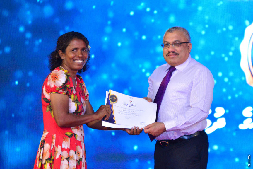  08 މާޗް 2018: އަންހެނުންގެ ދުވަހުގެ މުނާސަބަތުގައި މިއަދު ބޭއްވި ރަސްމީ ޖަލްސާގެ ތެރެއިން: މުޖުތަމައުއަށް އަގުހުރި ހިދުމަތްތަކެއް ކޮށްދެއްވާފައިވާ ކަނބަލުންގެ އަގު ވަޒަން ކުރުމުގެ ގޮތުން ސަރުކާރުން ދޭ "ރެހެންދި އެވޯޑު" ވަނީ  މި ރަސްމީ ޖަލްސާގައި ދީފައެވެ--ސަން ފޮޓޯ/ މުހައްމަދު އަފްރާހް 