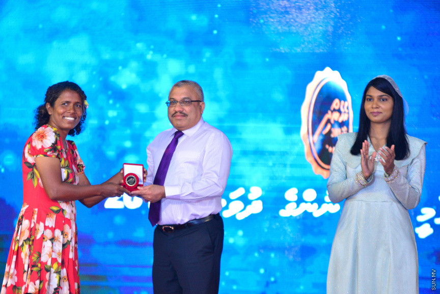  08 މާޗް 2018: އަންހެނުންގެ ދުވަހުގެ މުނާސަބަތުގައި މިއަދު ބޭއްވި ރަސްމީ ޖަލްސާގެ ތެރެއިން: މުޖުތަމައުއަށް އަގުހުރި ހިދުމަތްތަކެއް ކޮށްދެއްވާފައިވާ ކަނބަލުންގެ އަގު ވަޒަން ކުރުމުގެ ގޮތުން ސަރުކާރުން ދޭ "ރެހެންދި އެވޯޑު" ވަނީ  މި ރަސްމީ ޖަލްސާގައި ދީފައެވެ--ސަން ފޮޓޯ/ މުހައްމަދު އަފްރާހް 